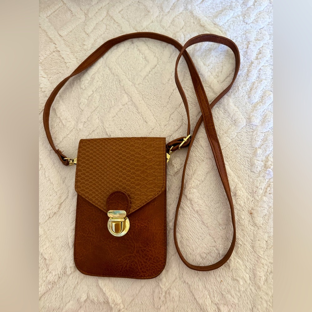 Brown Crossbody Bag with hardware. Perfect for game day-stadium compatible!🏈